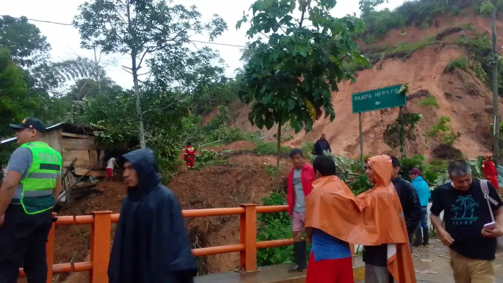 Personal de la Policía Nacional y de los bomberos llegaron a la zona para iniciar la búsqueda de la menor. (Foto: Defensa Civil).