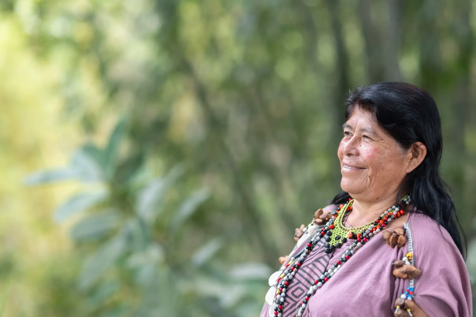 Raquel y otras mujeres producen artesanías únicas, como tejidos con tintes naturales. (Marlon del Aguila / Conservación Internacional).