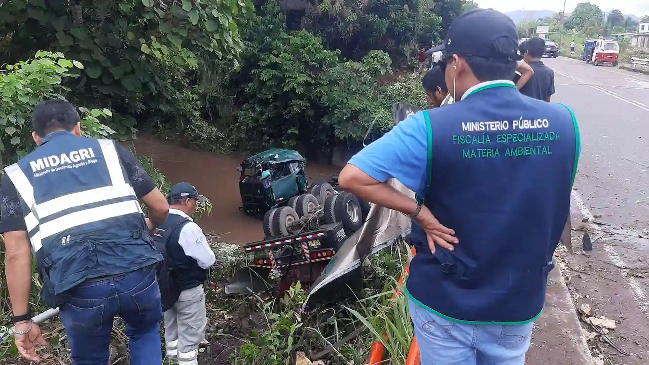 Huánuco: Temen impacto por derrame de crudo de aceite de palma en el río Angashyacu