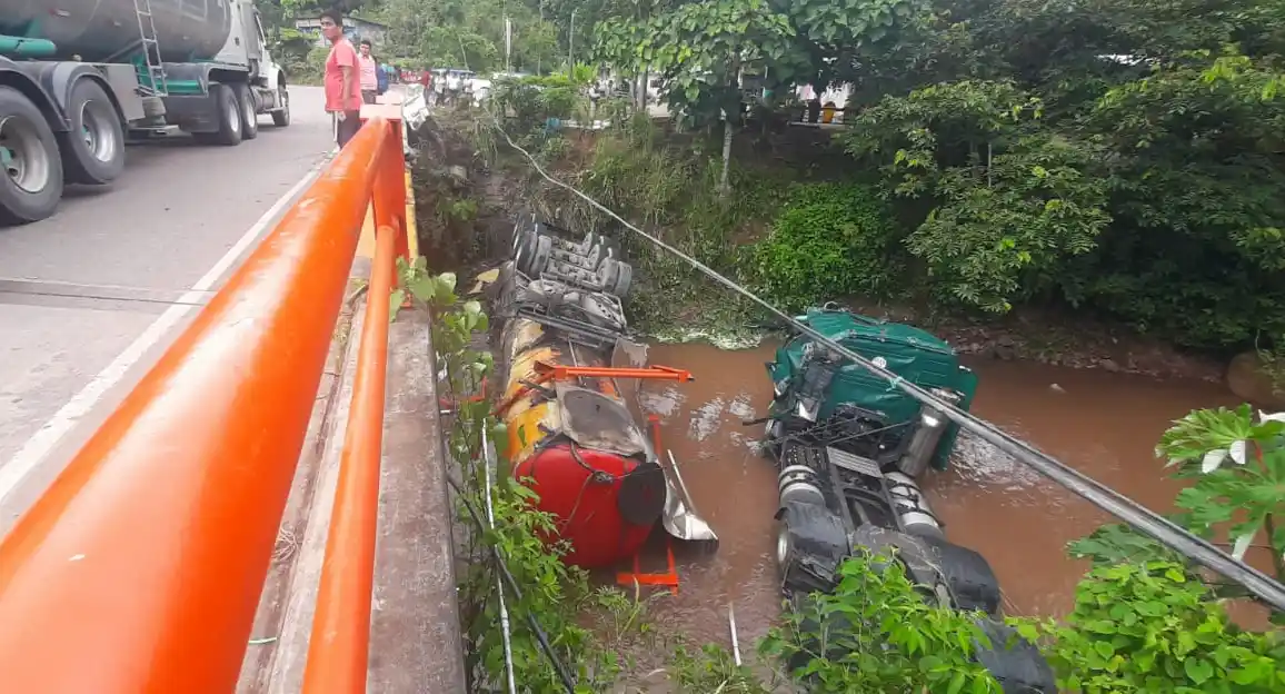 Huánuco: Temen impacto por derrame de crudo de aceite de palma en el río Angashyacu