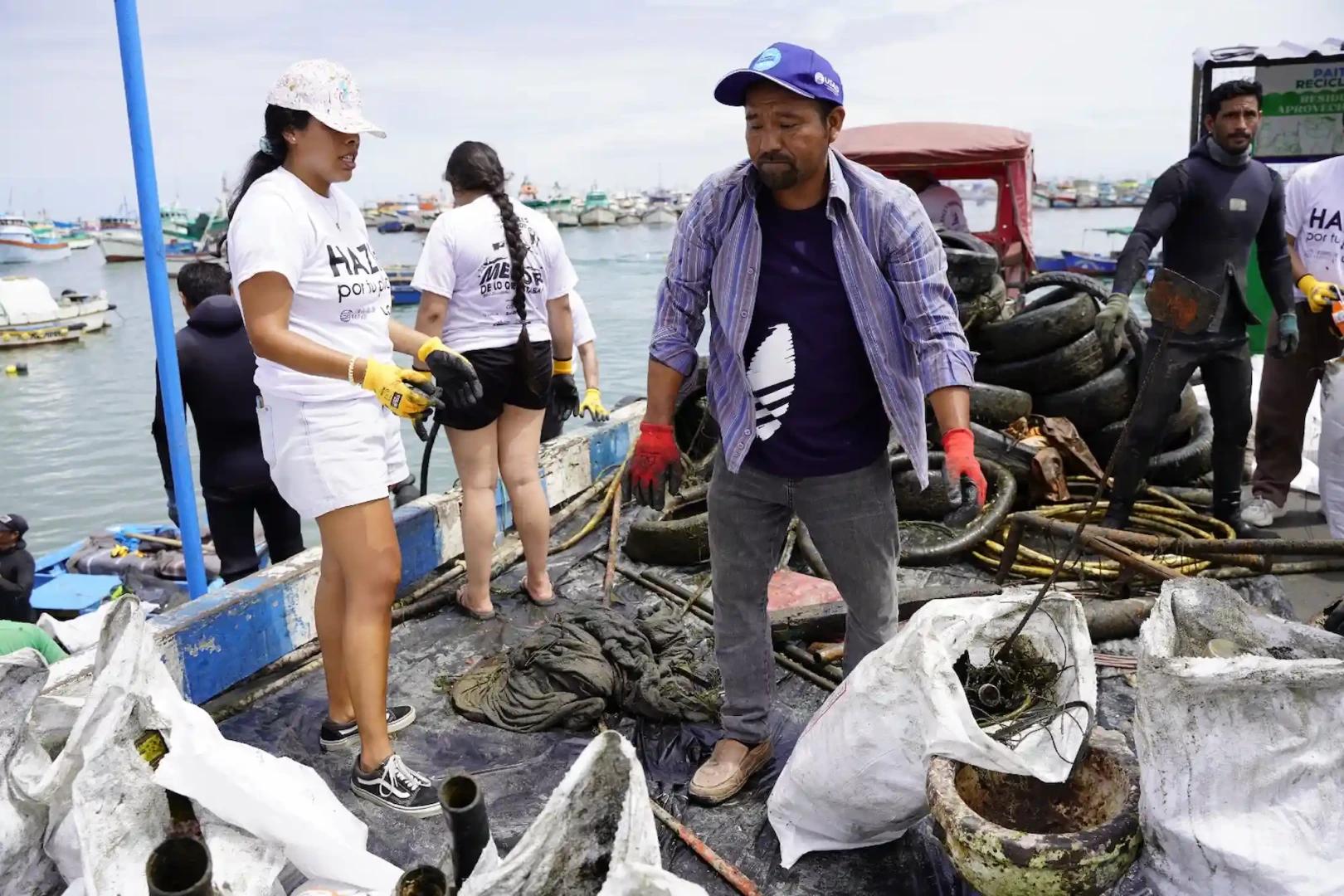 Embarcaciones de pesca artesanal se suman a la recolección de residuos sólidos en el mar.