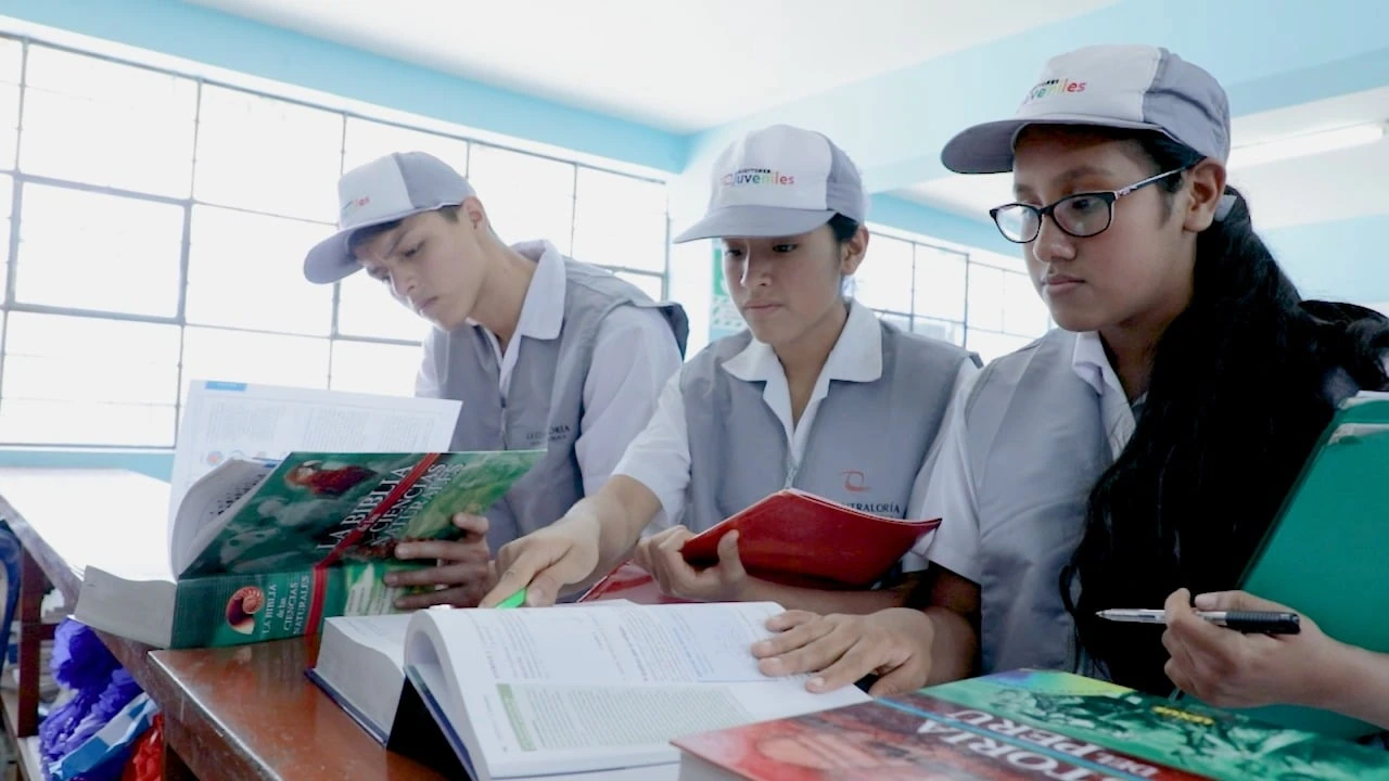 Escolares de Satipo verifican infraestructura de sus instituciones educativas