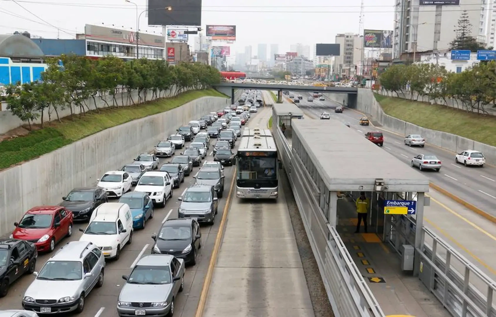 Los conductores que ocupen el carril exclusivo del metropolitano, tendrán una sanción severa.