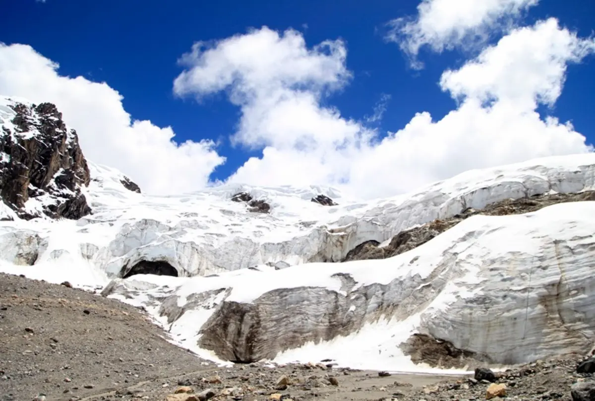 Las festividades de Santiago han aumentado los desechos en el Área de Conservación Regional Huaytapallana, acelerando el deterioro glaciar. Foto: Andina.