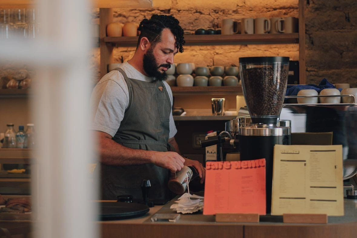 Abdiel Viña Reyes: Un proceso migratorio que lo llevó a descubrir su pasión por el barismo