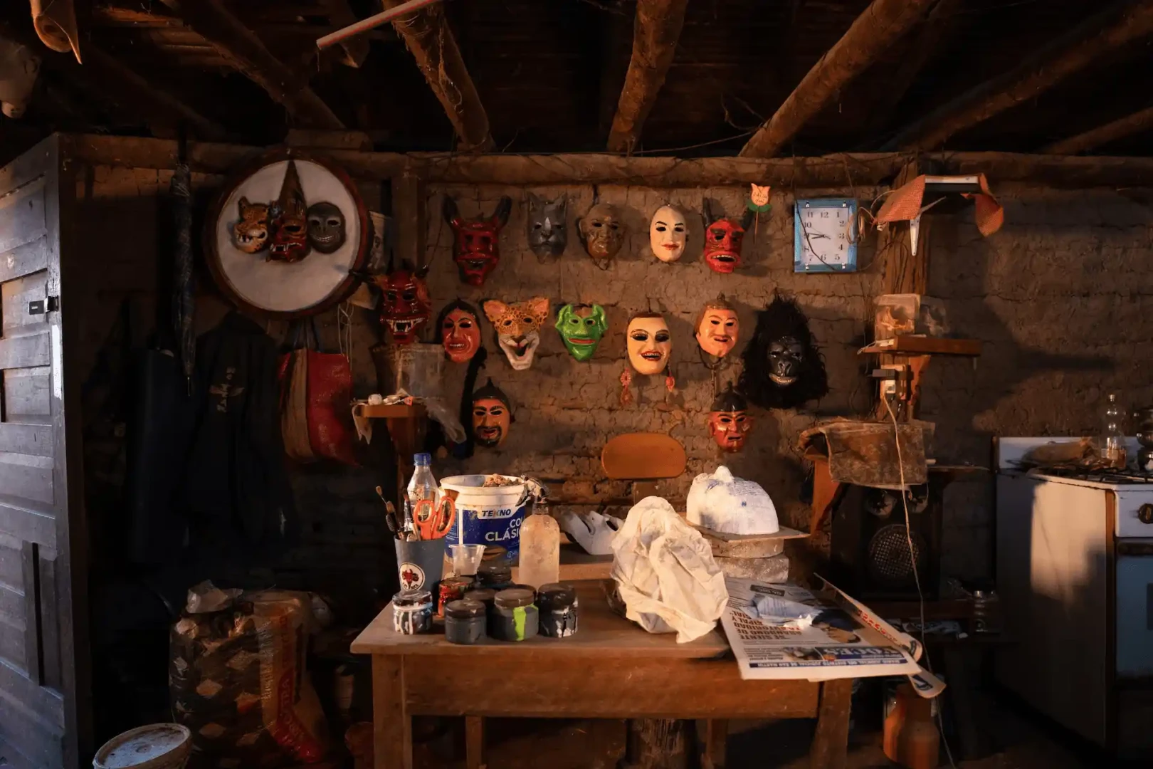 Elvis Haya Mendoza: Escultor de las máscaras que dan vida al carnaval riojano