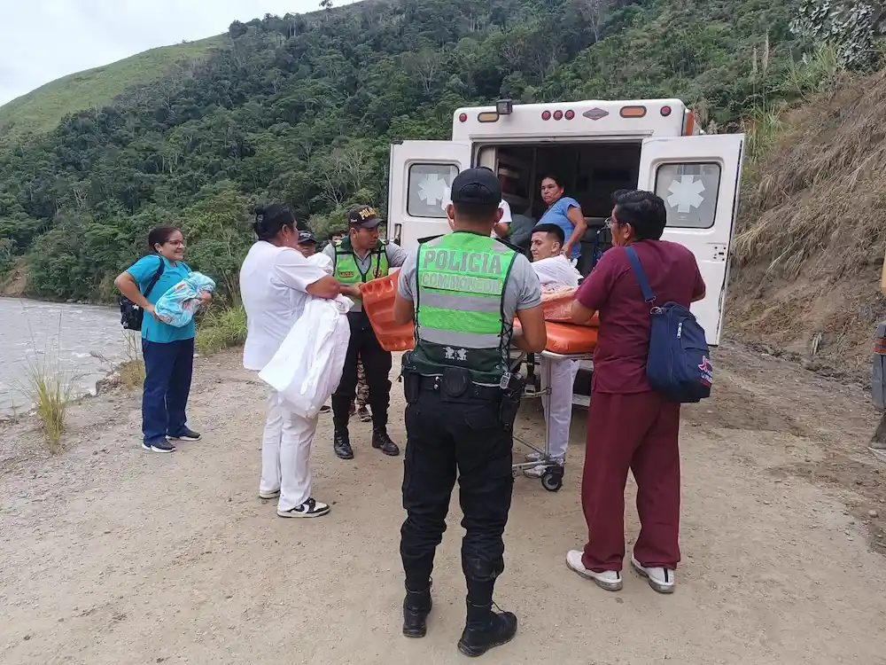 Madre y recién nacido son trasladados de emergencia entre lodo y escombros