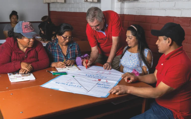 Fe y Alegría impulsa programas de alfabetización digital para jóvenes y adultos que no culminaron su educación básica