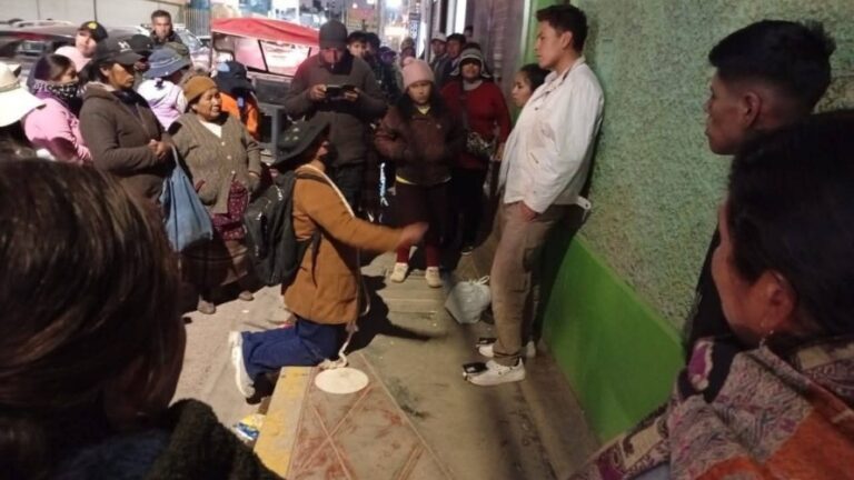 Juliaca: Madre de joven desaparecido implora justicia de rodillas tras liberación de sospechosos