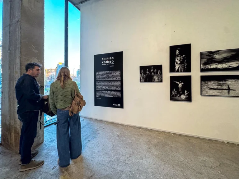 De la Amazonía a Santiago de Chile: La mirada de un fotógrafo indígena sobre su pueblo Shipibo-Konibo