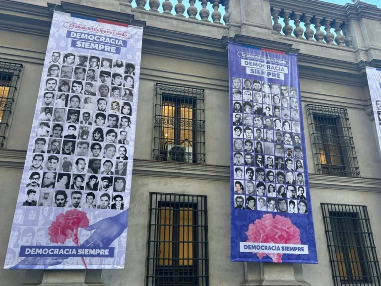 Chile se alza en memoria: A 52 años del golpe, La Moneda amanece con el grito de «Democracia Siempre»