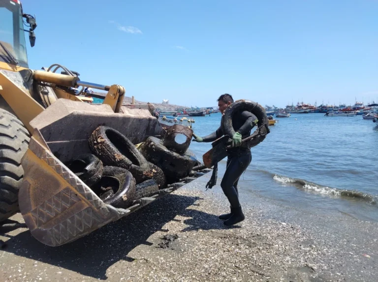 Buzos de Piura recolectan más de 11 toneladas de basura del fondo marino