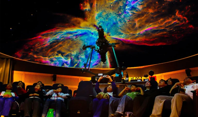 Planetario Nacional ofrece espectáculos inmersivos para explorar el cosmos en familia