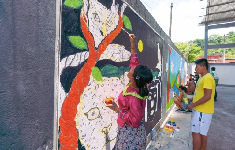 Comunidades nativas de Ucayali pintan murales que reflejan la resistencia indígena frente al narcotráfico y la deforestación