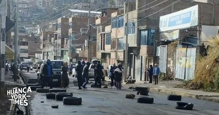 Huancavelica acata paro nacional: bloquean carretera hacia Huancayo y exigen cierre del Congreso