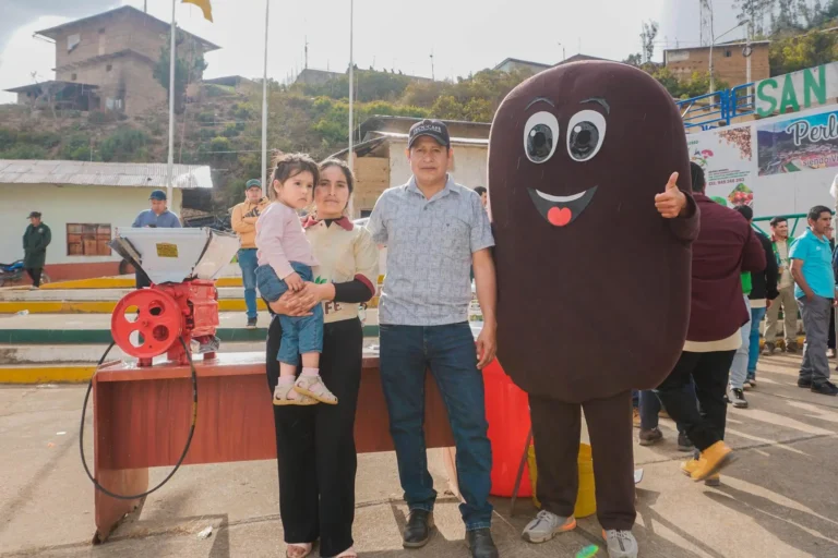 Familia cafetalera de Huánuco es finalista en Taza de Excelencia y campeona en CONCAFÉS 2024 y 2025