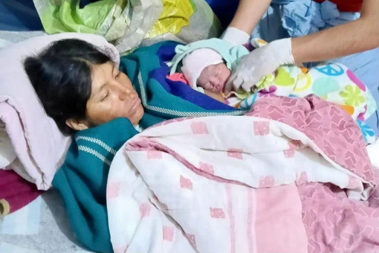 Huánuco: Personal de salud atiende parto de emergencia en plena trocha a 3500 metros de altura