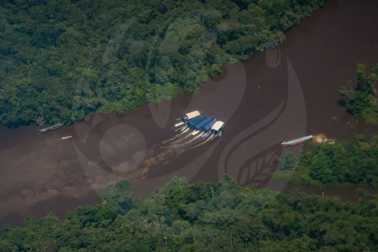 Sobrevuelos detectan más de 40 dragas mineras en los ríos Napo y Nanay, principales fuentes de agua para Iquitos