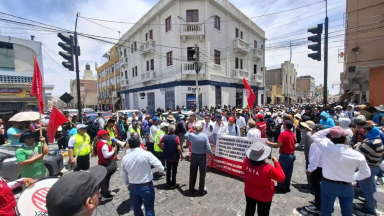 Marcha en Arequipa: lecciones de lengua y de democracia, dos realidades disputan Centro Histórico