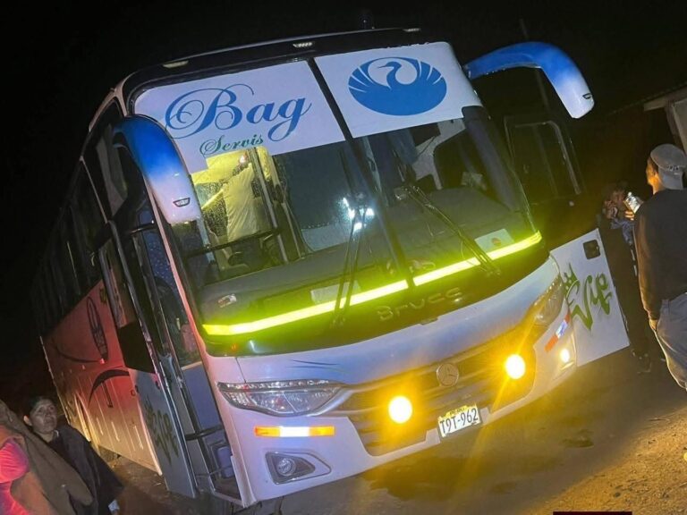 Delincuentes interceptan bus que transportaba personal hacia Julcán y dejan herido a conductor