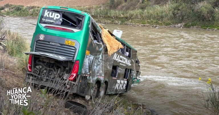 Jauja: Bus de Expreso Nacional cae al río Mantaro tras choque y deja 31 heridos