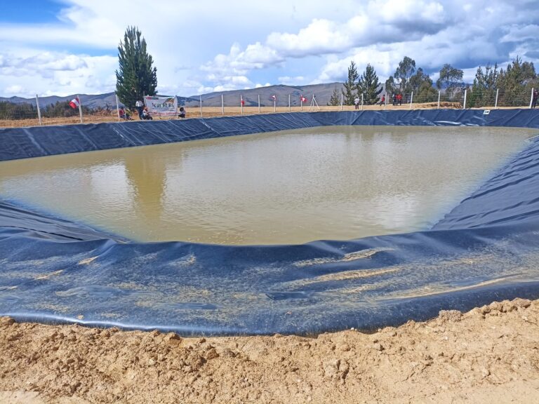 Pequeños productores de Quispicanchi reciben microreservorios para impulsar producción agropecuaria