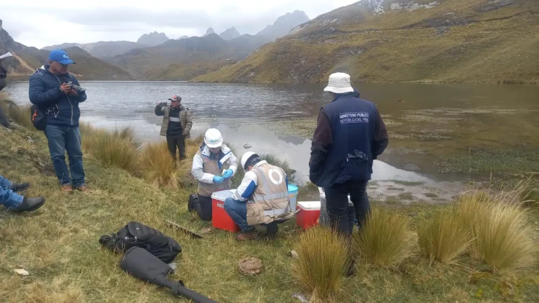 Inspeccionan lagunas cercanas a Minera Raura en investigación por presunta contaminación
