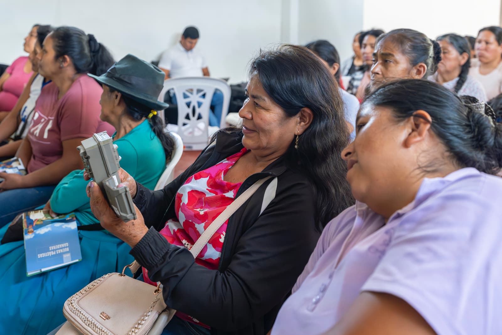 Participantes de Huancabamba revisan una cámara trampa.