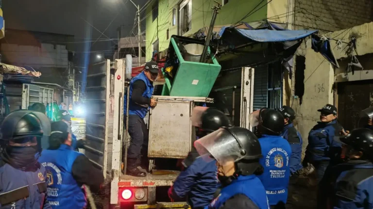 ¡Operativo sorpresa en Trujillo! Decomisan estructuras de ambulantes y liberan calles tomadas por el comercio informal