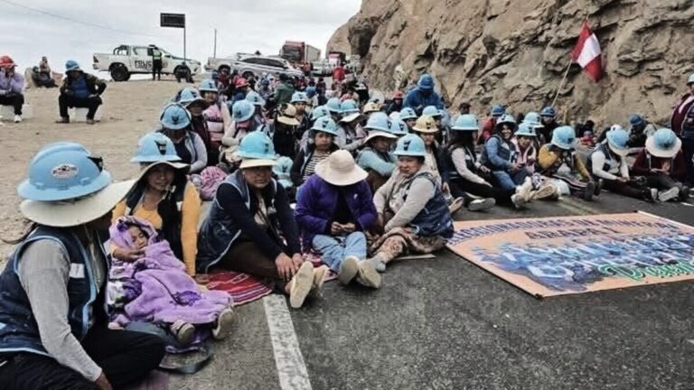 Crítica situación por bloqueo de mineros en Panamericana Sur: restricciones en venta de pasajes en Terminal Terrestre de Arequipa
