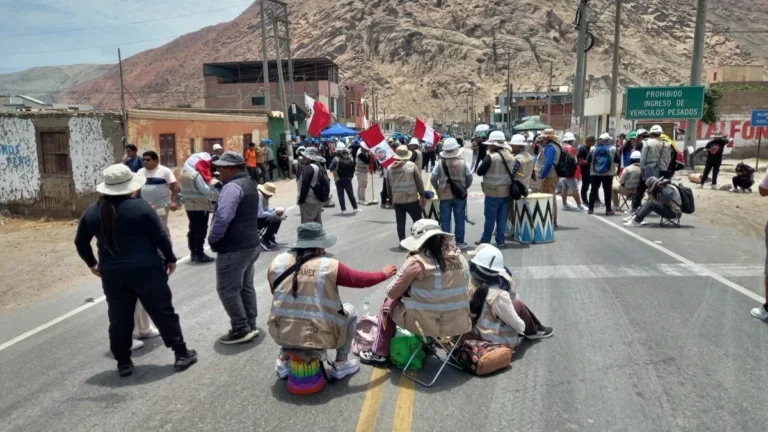 Comienzan los bloqueos en la Panamericana Sur: Mineros informales cierran carretera en Ocoña exigiendo el Reinfo