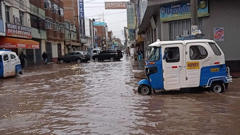 Juliaca: fuertes lluvias nuevamente inundan el centro de la ciudad
