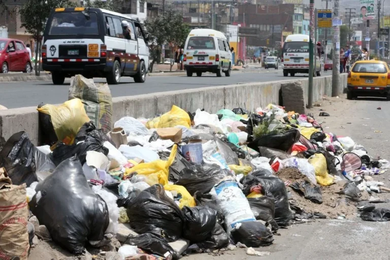 Tres distritos de Lima concentran los mayores focos críticos de basura reportados en el 2025