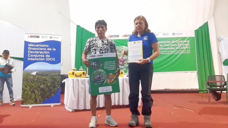 127 familias de Huánuco reciben títulos habilitantes para la gestión sostenible de sus tierras