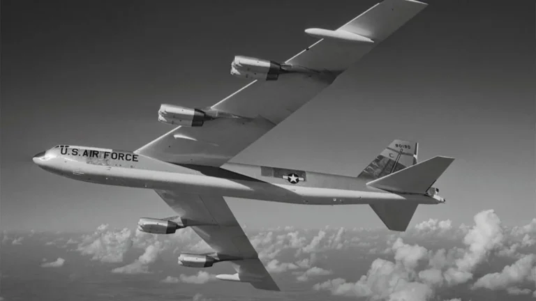 Un bombardero estadounidense B-52 se estrelló cargado con cuatro bombas termonucleares, esparciendo plutonio-239 sobre el hielo de Groenlandia y alterando para siempre el frágil ecosistema de la comunidad inuit local. (Foto: Difusión)