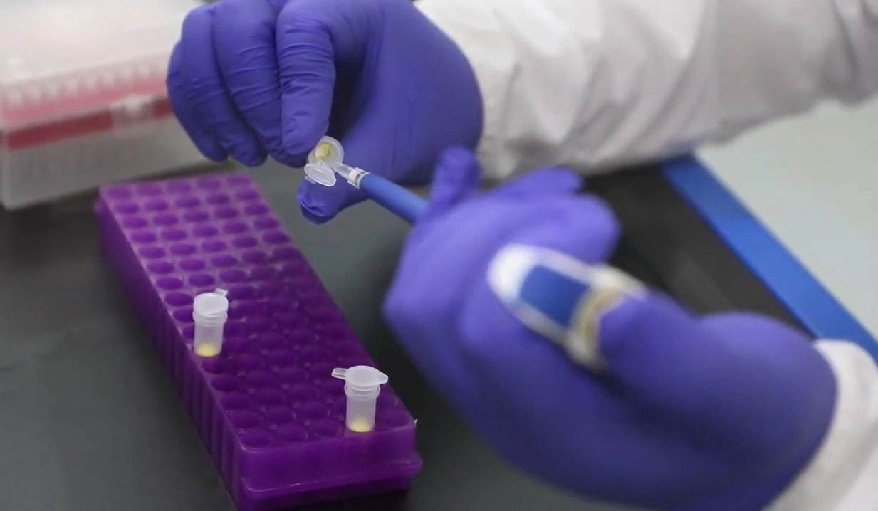 Cada muestra analizada en este laboratorio no es solo un experimento académico. Es una pieza más en la construcción de un sistema científico capaz de responder a los problemas que afectan a su propia población. (Foto: Difusión)