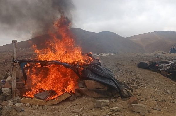 En el operativo se destruyeron nueve campamentos rústicos, además de bidones de agua y combustible, y se inutilizó un socavón. (Foto: Difusión)