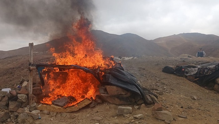 En el operativo se destruyeron nueve campamentos rústicos, además de bidones de agua y combustible, y se inutilizó un socavón. (Foto: Difusión)