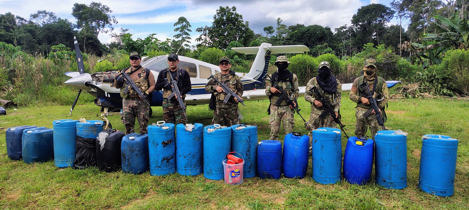 La ubicación de las aeronaves junto a una pista de aterrizaje clandestina reveló una logística activa para el traslado de droga fuera del país. (Foto: Difusión)