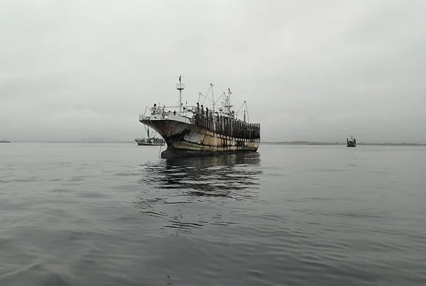 El informe Environmental Justice Foundation advierte que la falta de transparencia y control en alta mar permite prácticas destructivas y violaciones sistemáticas de derechos humanos en la pesquería de pota del Pacífico Sudoriental. (Fotos: EJF)