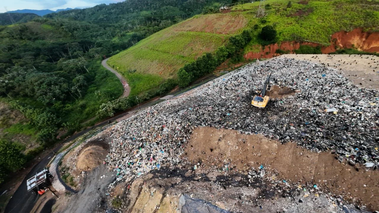 Diariamente, toneladas de plásticos y residuos electrónicos cargados de sustancias tóxicas son enviados desde países ricos hacia regiones del sur global que carecen de la infraestructura y la capacidad técnica para gestionar este tipo de materiales peligrosos. (Foto: Inforegion)