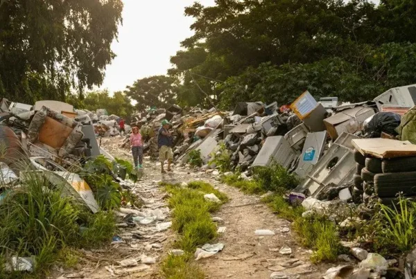 Impulsado por la corrupción, las regulaciones irregulares y la astucia del crimen organizado, el comercio ilícito de desechos se ha convertido en un negocio multimillonario que beneficia a unos pocos, pero cuyo altísimo costo lo paga toda la humanidad. (Foto: Difusión)