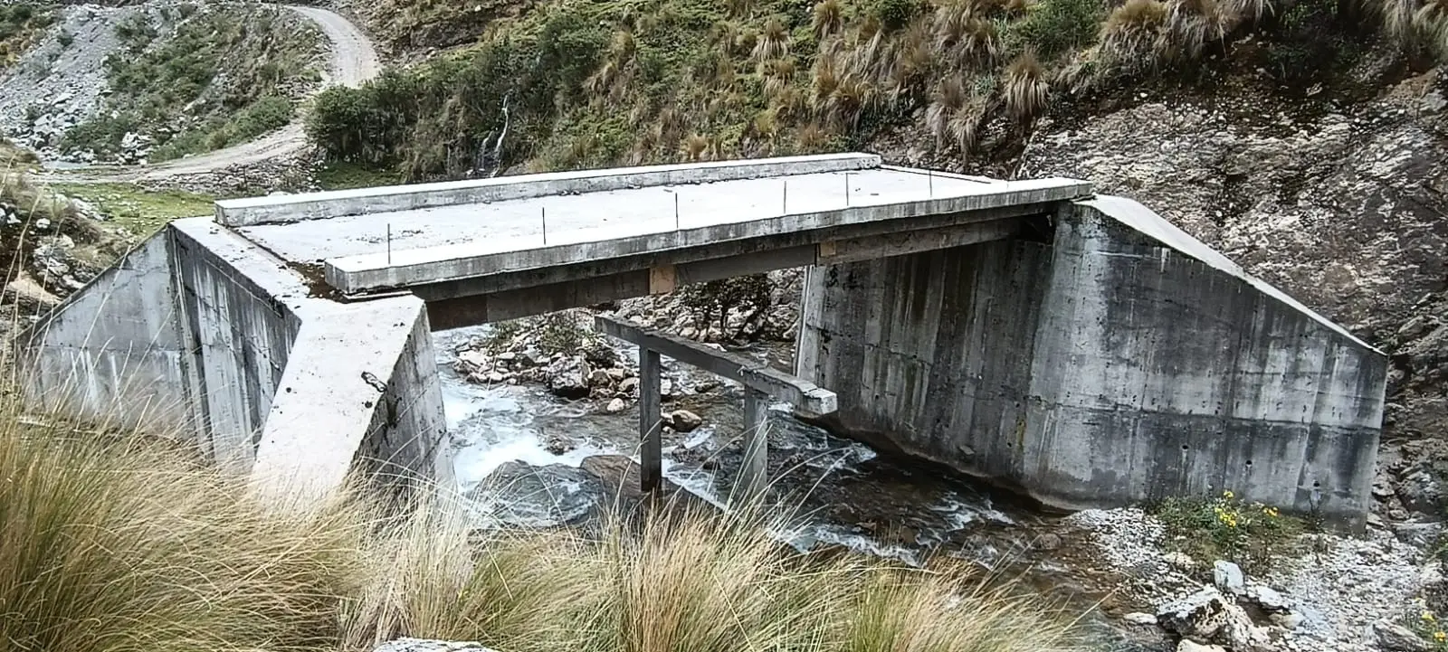 Entre los proyectos supervisados se encuentran la carretera Ichanca–Taparaco (km 35), valorizada en más de 27 millones de soles, el polideportivo San Cristóbal, el sistema de agua y desagüe de La Unión y el centro de salud de Pachas. (Foto: Difusión)