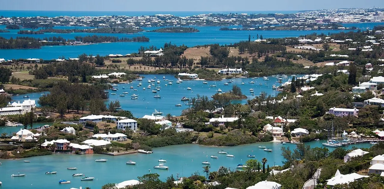 La mayoría de los territorios restantes son pequeñas islas, lo que las coloca en la primera línea de la emergencia climática, donde la capacidad de decidir sobre su futuro político está condicionada a su supervivencia física frente a los choques climáticos. (Foto: DIfusión)