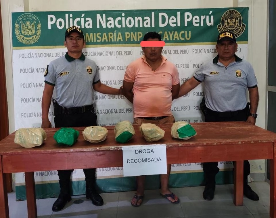 El detenido y la droga incautada fueron puestos a disposición de la unidad especializada antidrogas de Tingo María para continuar con las investigaciones. (Foto: Difusón)