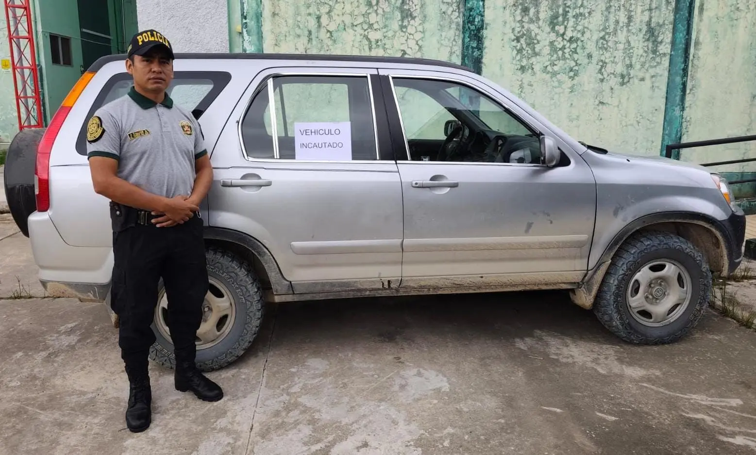 Durante el registro vehicular, en un compartimiento de la maletera se hallaron seis paquetes con forma ovoide que dieron positivo para pasta básica de cocaína. (Foto: Difusión)
