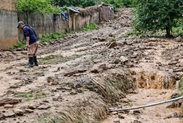 Las lluvias activaron una quebrada colmatada, provocando el descenso de grandes volúmenes de lodo que ingresaron a viviendas y colapsaron la infraestructura de agua y desagüe en Caunarapa. (Foto: Difusión)