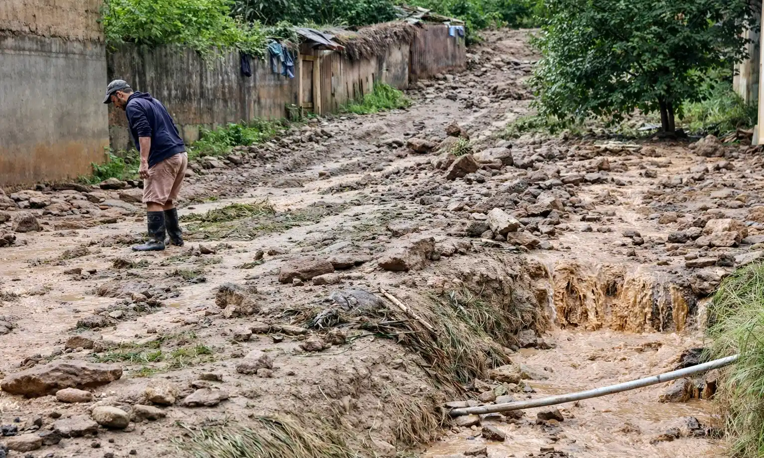 Las lluvias activaron una quebrada colmatada, provocando el descenso de grandes volúmenes de lodo que ingresaron a viviendas y colapsaron la infraestructura de agua y desagüe en Caunarapa. (Foto: Difusión)
