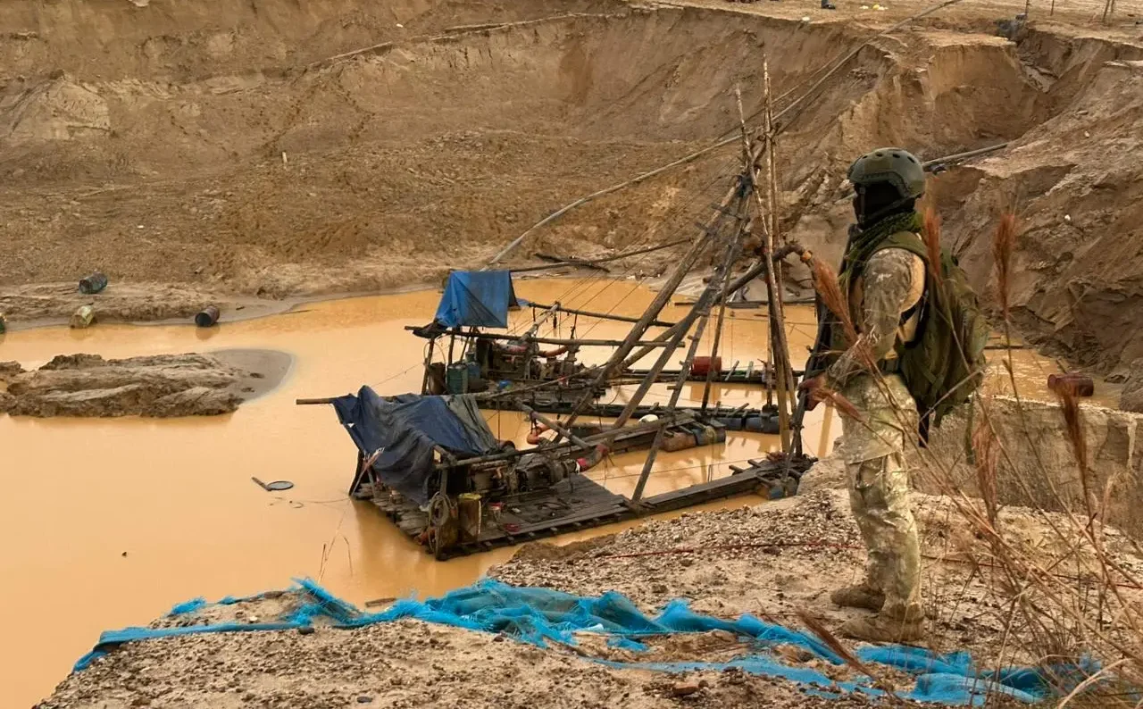 La intervención permitió destruir e inutilizar infraestructura clave para la extracción ilegal de oro, debilitando la capacidad logística y financiera de estas economías ilícitas en la Amazonía. (Foto: Difusión)