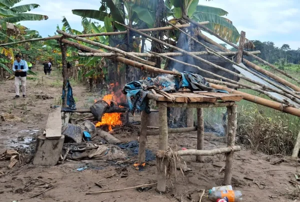 Durante la intervención se hallaron e incautaron máquinas y enseres empleados en actividades ilícitas, además de evidencias de daño a bosques y humedales en la zona afectada. (Foto: Difusión)